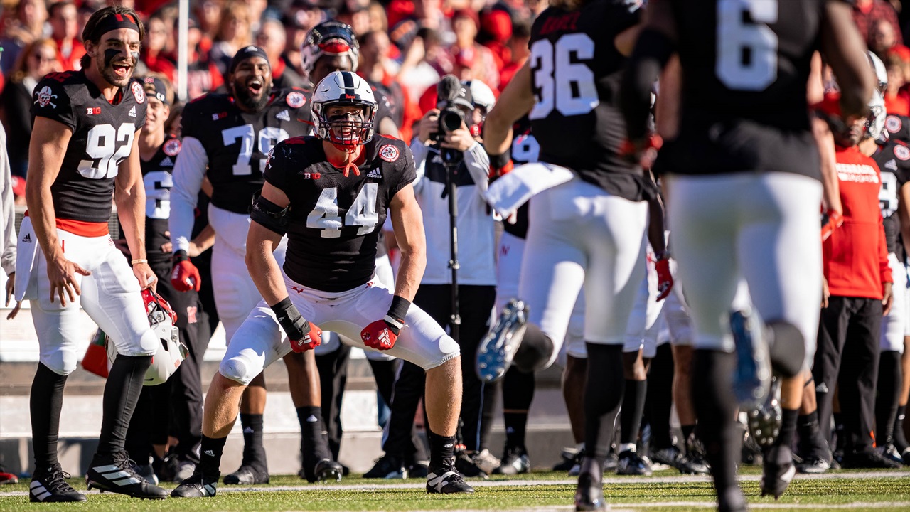 Damian Jackson, Garrett Nelson Earn Blackshirts Hail Varsity